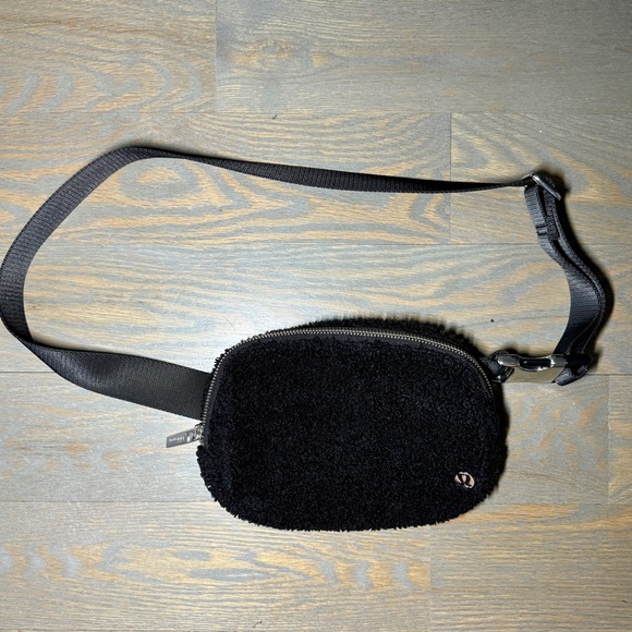 Lululemon Everywhere Belt Bag 1L
Fleece (Black) - Picture 1 of 5